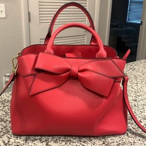 Crossbody handbag with adorable bow accent